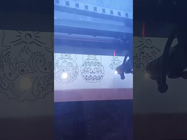 Готовим сани с лета ! Режу ёлочные игрушки !