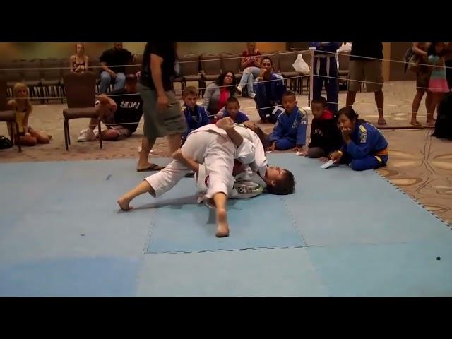 White belt boy vs Red belt girl BJJ fight - Boy Win!