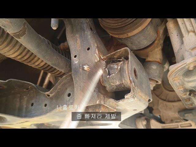 #107#올뉴카니발 로워암교체 작업중 불트 부러짐 해결하는작업#         Broken bolt