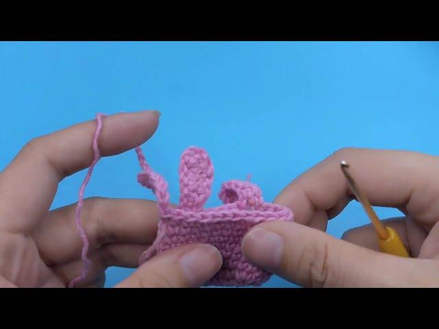 Bao Anh shows how to knit a rabbit bag Part 4