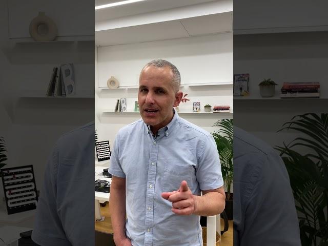 כיצד להתמודד עם גיל ההתבגרות? ד"ר אורן טנא מסביר על תנודות במצב הרוח, הסתגרות ושימוש בחומרים