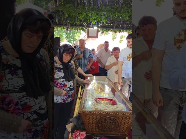 CREȘTINII LA RACLA SFÂNTULUI IOAN CEL NOU #shorts #bogdanblog #ortodox #credinta #biserica