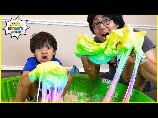 Ryan Pretend Play Making DIY Satisfying Slime with Daddy!!!