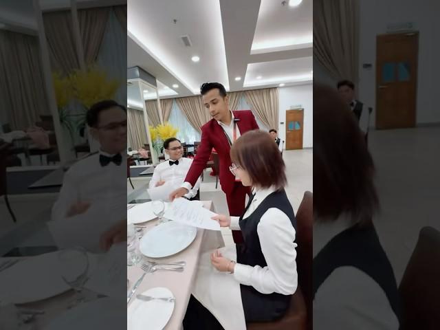 Presenting the Menu to the guest #menu #dining #finedining #skills