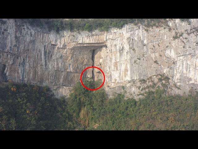 A building was discovered in the mountains of Chongqing. It is a paradise with mountains and water.