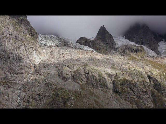 Monte Bianco, ghiacciaio rischia di collassare: le immagini dal drone