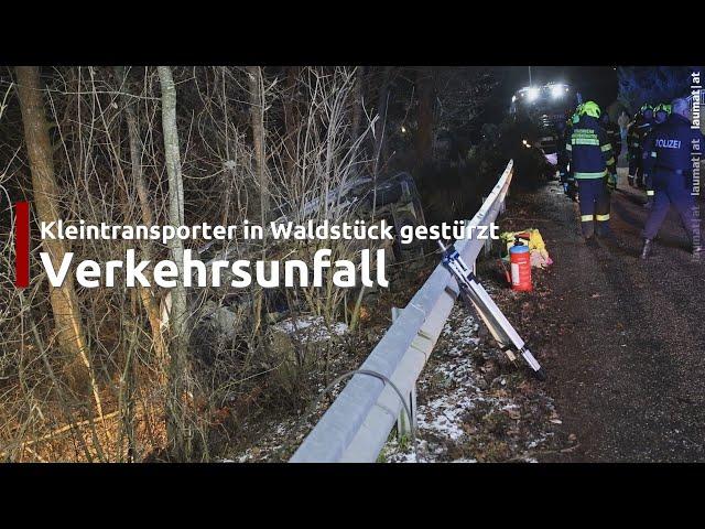 Kleintransporter bei Unfall in Kremsmünster hinter Leitschiene in ein Waldstück gestürzt