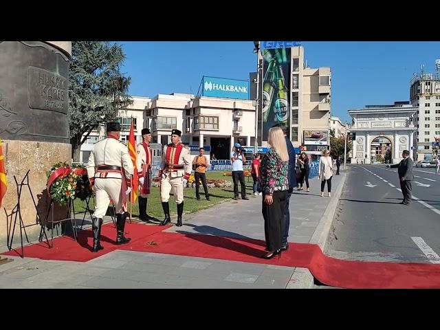 Raw Video: MPs Marija Georgievska and Bojan Stojanovska Lay Wreaths in Skopje