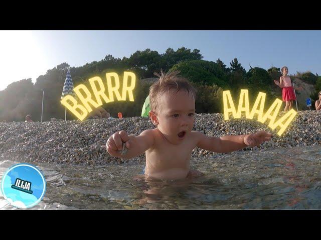 Independent entry of the baby into the sea - the baby eats Podravka Smoki on the beach Žnjan Split