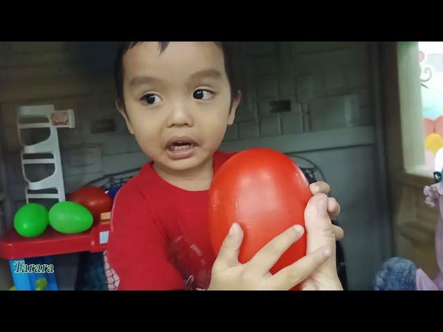 Bermain dan Belajar Warna bola telur warna warni di taman bermain anak Playground