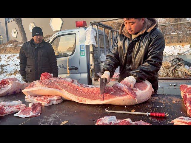 阿姨只是路過，看見是黑豬肉就忍不住多了300多人民幣的黑豬肉。