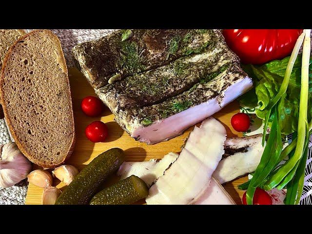 Сало со вкусом чеснока и чёрного перца по-деревенски.