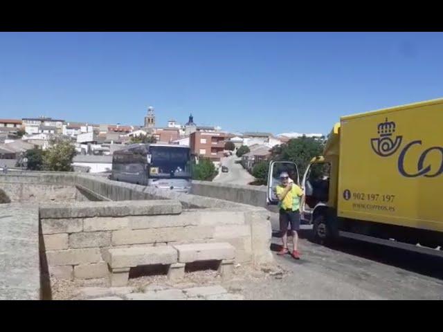 PUENTE DEL ARZOBISPO | Tremendo atasco por una disputa de preferencias entre un autobús y un camión