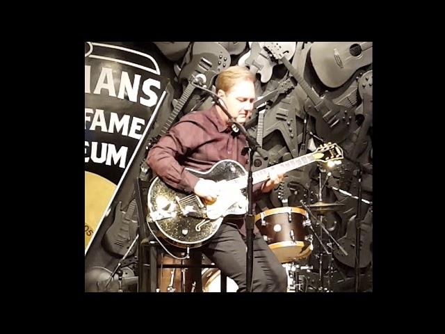 Steve Wariner Performs "Nashville Gent"