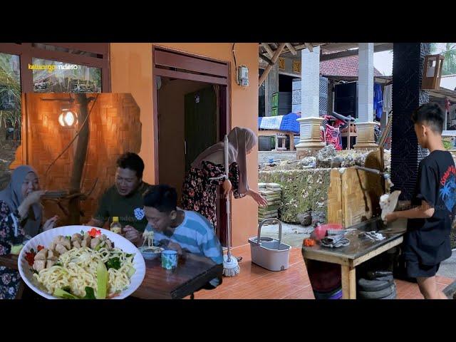 aktivitas sore bersama keluarga, membuat mie nyemek untuk makan malam, masakan desa, suasana hujan