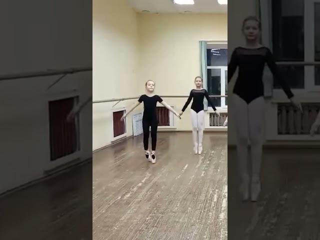 Самые первые шаги на пуантах... #дети #балет