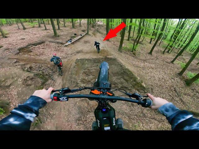 SURRON E-Motorrad auf RIESIGER JUMPLINE || Pascal Kuraica