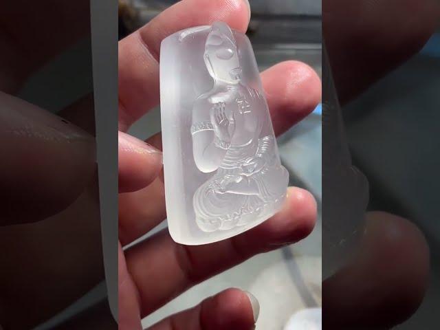 冰种翡翠，给各位翠友欣赏一个超有创意的翡翠吊坠！你相信光吗？
