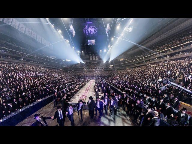 Dancing at Dirshu Siyum Daf HaYomi B’Halacha 2022 | אלפים במעמד סיום של 'הדף היומי בהלכה' בארה"ב