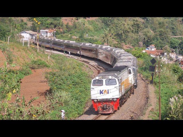 STASIUN DI ATAS GUNUNG TIDAK ADA KERETA BERHENTI DISINI.