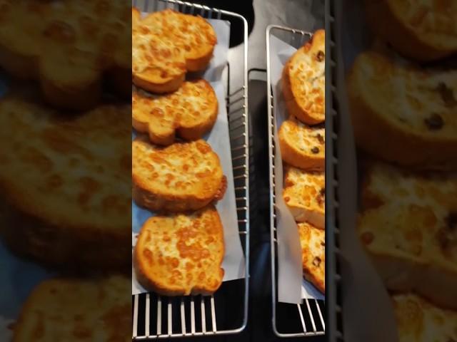 Tasty Pizza Hut Garlic Bread #shortvideo #delicious #food #tasty #masala # Pizza # Garlic