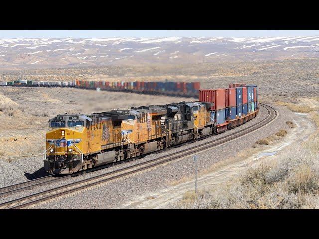 Huge American trains - Union Pacific - Green River - Wyoming - April 2023