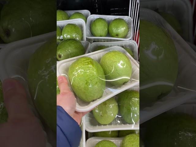 Ổi ruột đỏ Việt Nam tại Canada - Giá $11.00/kg - Giá cả thực phẩm tại chợ Châu Á ở Montreal Canada