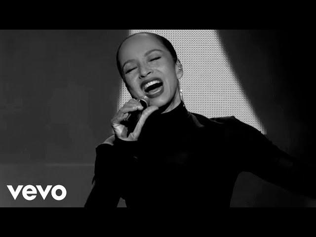 Sade - Love Is Found (Live 2011)