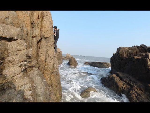 阿钟冒险爬上悬崖峭壁，寻找“地狱海鲜”，现做原生态海鲜火锅