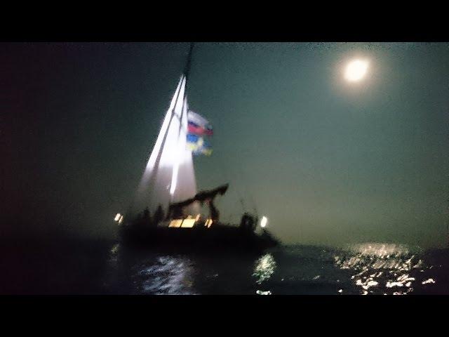 Яхта Испаньола ночью, вид из моря.