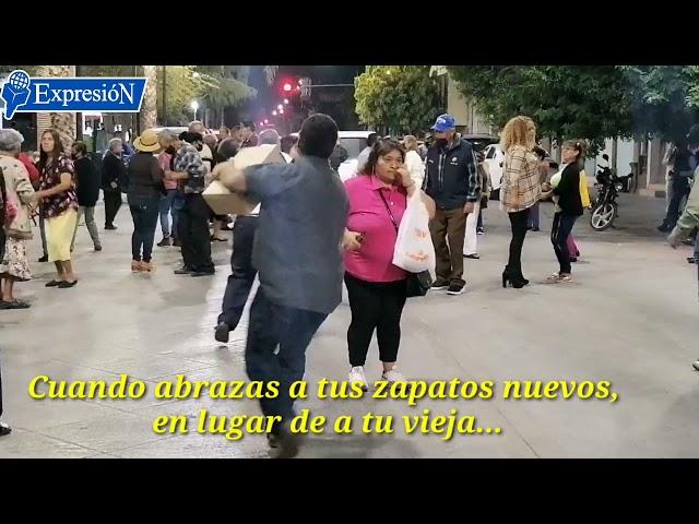 #gomezpalacio   bailando CUANDO PREFIERES ABRAZAR A TUS ZAPATOS; EN LUGAR DE A TU VIEJA