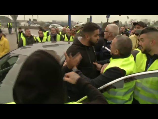 Tensions entre gilets jaunes et automobilistes sur l'A7