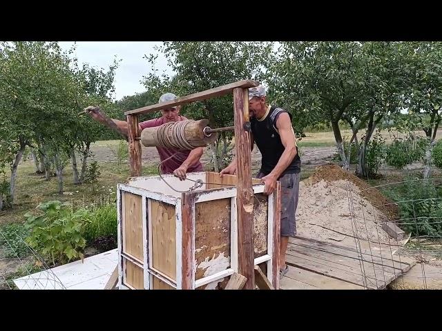 Доделали колодец! Съездили к Вике. Такой драки мы еще не видели. Анна продает билеты на своё шоу.