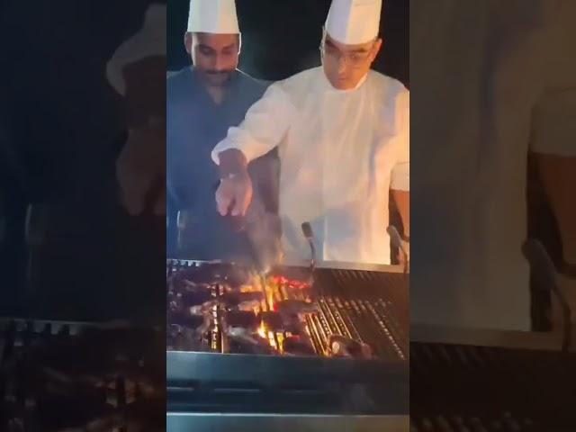  This steak is on fire! #food #waguinho #steakhouse #foodie #ytshorts #tenderloin #beefribs #hangry