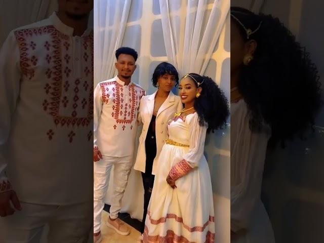 መሀል ላይ የሚዜዎችን እንብርት በመሳየት
