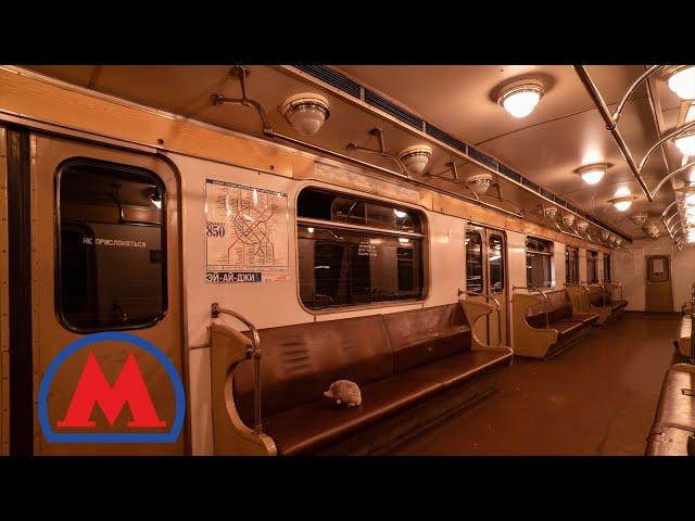 Rare train Ezh3 in the Moscow metro