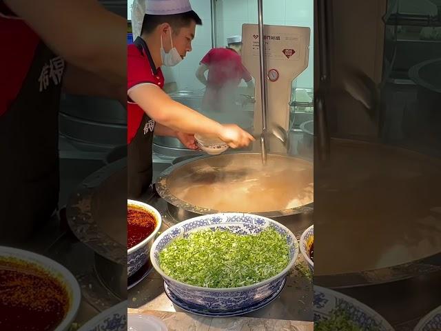 world famous Lanzhou Beef Noodles. 兰州牛肉面 兰州拉面 #chinafood #chinesestreetfood