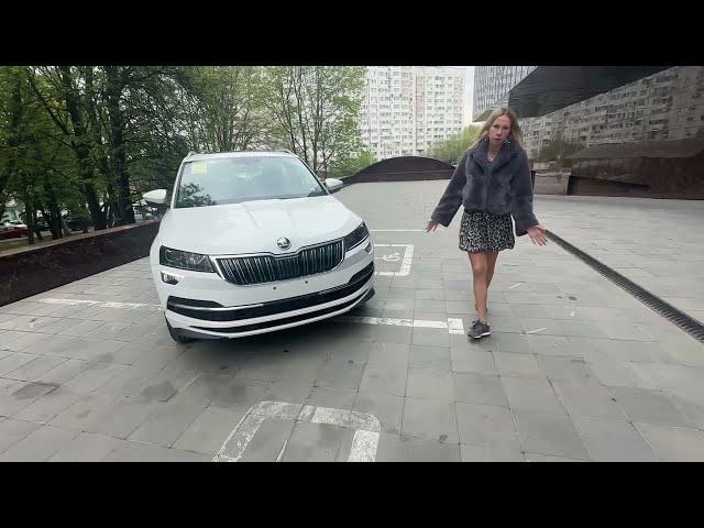 Маленький Škoda Karoq. Лиса рулит