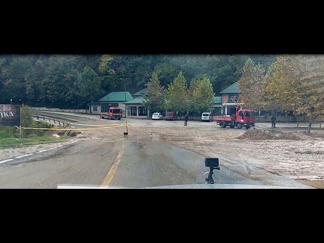 Jablanica. Bujice su potkopale cestu između restorana Gojko i Maksumić. Dio ceste visi u zraku.