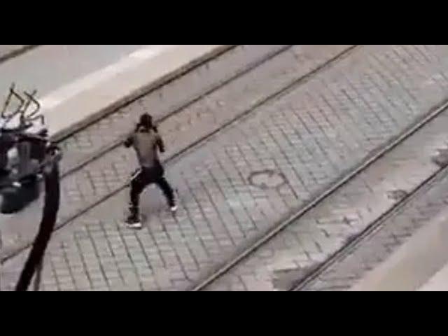Messer-Mann flüchtet durch Zwickau – Polizei hinterher!