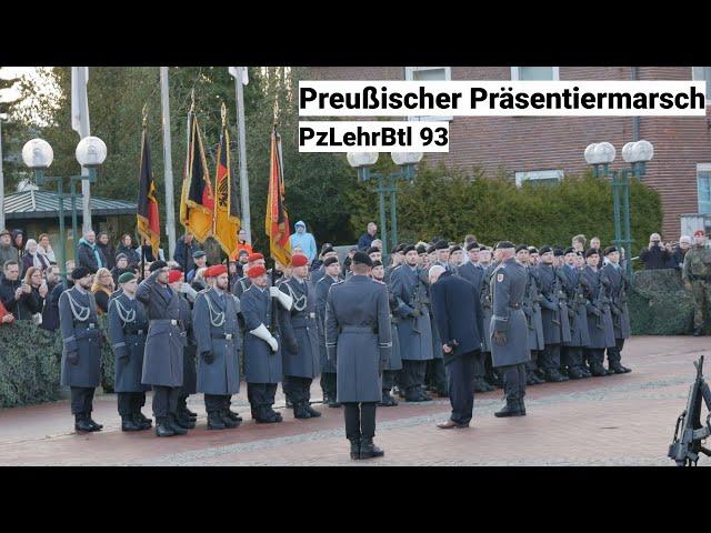 Kommandeur Panzerlehrbataillon 93 schreitet Gelöbnisaufstellung zu Preußischem Präsentiermarsch ab