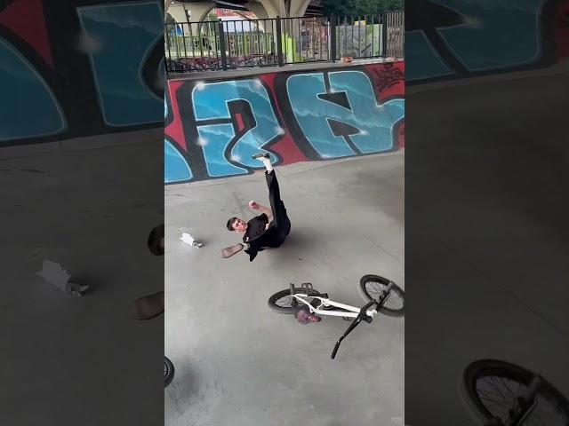 BMXер жестко падает и делает трюк #bmx #bmxlife #bmxstreet