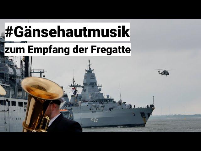 #Gänsehautmusik - Marinemusikkorps bereitet Fregatte HESSEN emotionalen Empfang in Wilhelmshaven