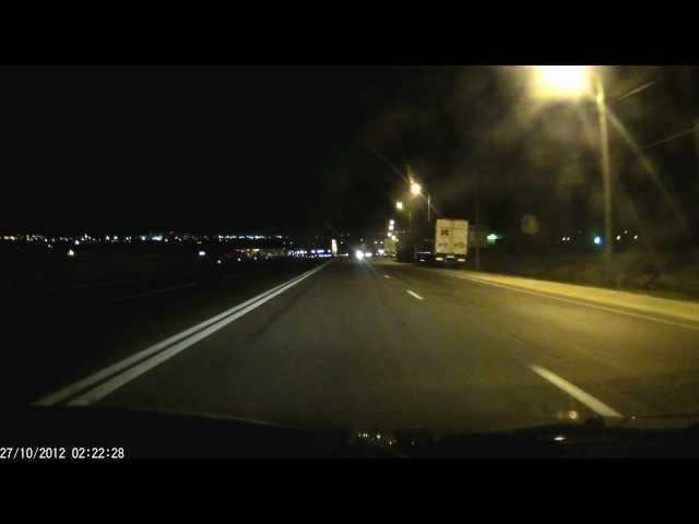 Камаз припарковался ночью прямо трассе