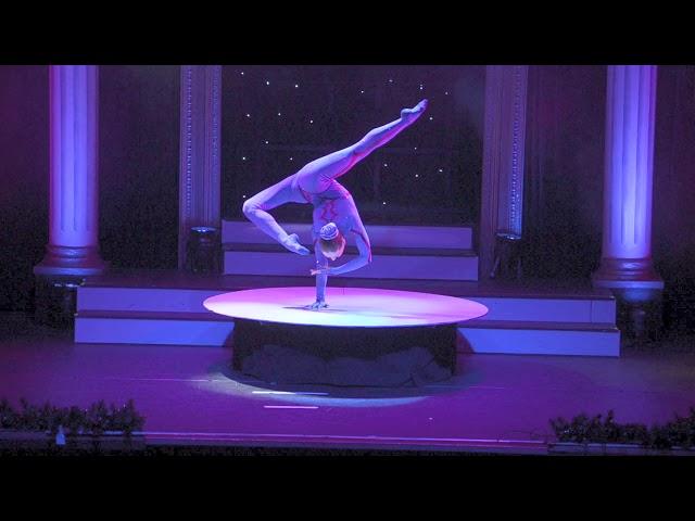 Svetlana Belova contortionist with hand balancing Erfurt (2)