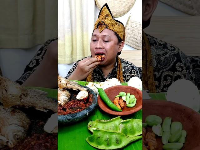 MUKBANG LALAPAN kunyit muda MENTAH SAMBEL TERASI ikan asin