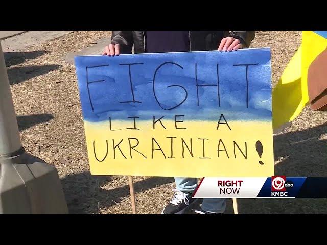 More than 100 gather in Kansas City to show solidarity with Ukraine after Trump, Zelenskyy meeting