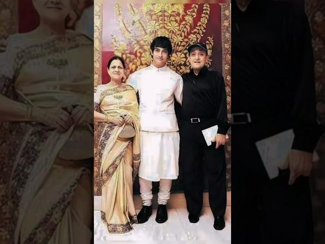 Amir Khan with her mother Zeenat Husain and father tahir husain beautiful picture #amirkhan#shorts
