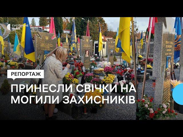 На Личаківському кладовищі у Львові запалили лампадки на могилах полеглих військових