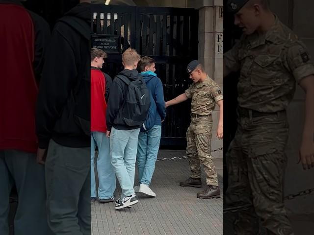 SOLDIER TELLS TOURISTS OFF | Horse Guards, Royal guard, Kings Guard, Horse, London, 2024